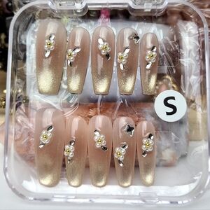 Pearly Floral Cateye Press-On Nail Set | DIY At Home Manicure | Easy & Reusable